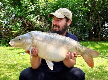 Angler with a 17lb 2oz carp caught at Alderwood Fishery